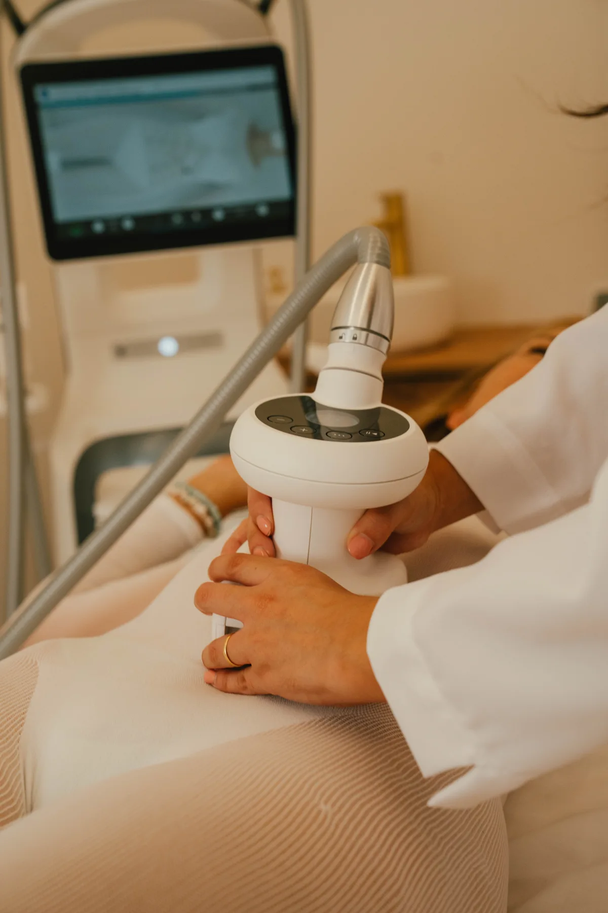 Profesionales de The Noor Clinic durante una valoración con tecnología